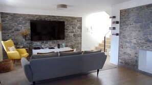 Smart TV, DVD player, table tennis, books