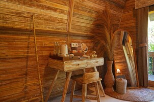Desk, free WiFi