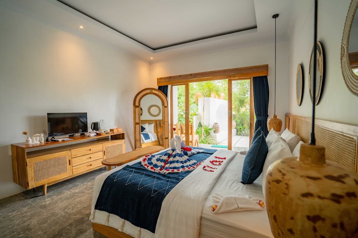 Chambre supérieure double, vue sur la piscine | Bureau, accès au Wi-Fi (inclus)