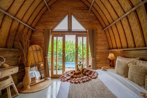 Chambre Confort double, vue sur la piscine | Bureau, accès au Wi-Fi (inclus)
