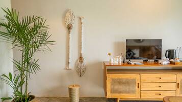 Superior-Doppelzimmer, Poolblick | Schreibtisch, kostenloses WLAN