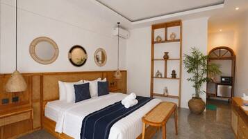 Superior Double Room, Pool View | Desk, free WiFi