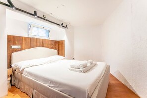 2 habitaciones y tabla de planchar con plancha 