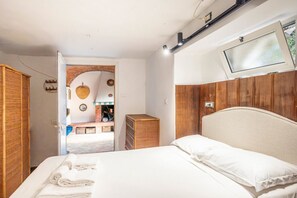 2 habitaciones y tabla de planchar con plancha 