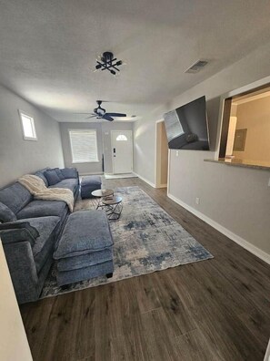 TV - 3 BR Tropical Bliss Getaway with Private Pool (Warrington)