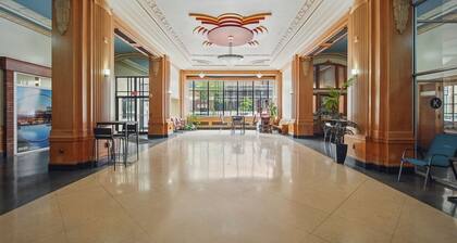 Bright, Chic & Modern Suite in Downtown