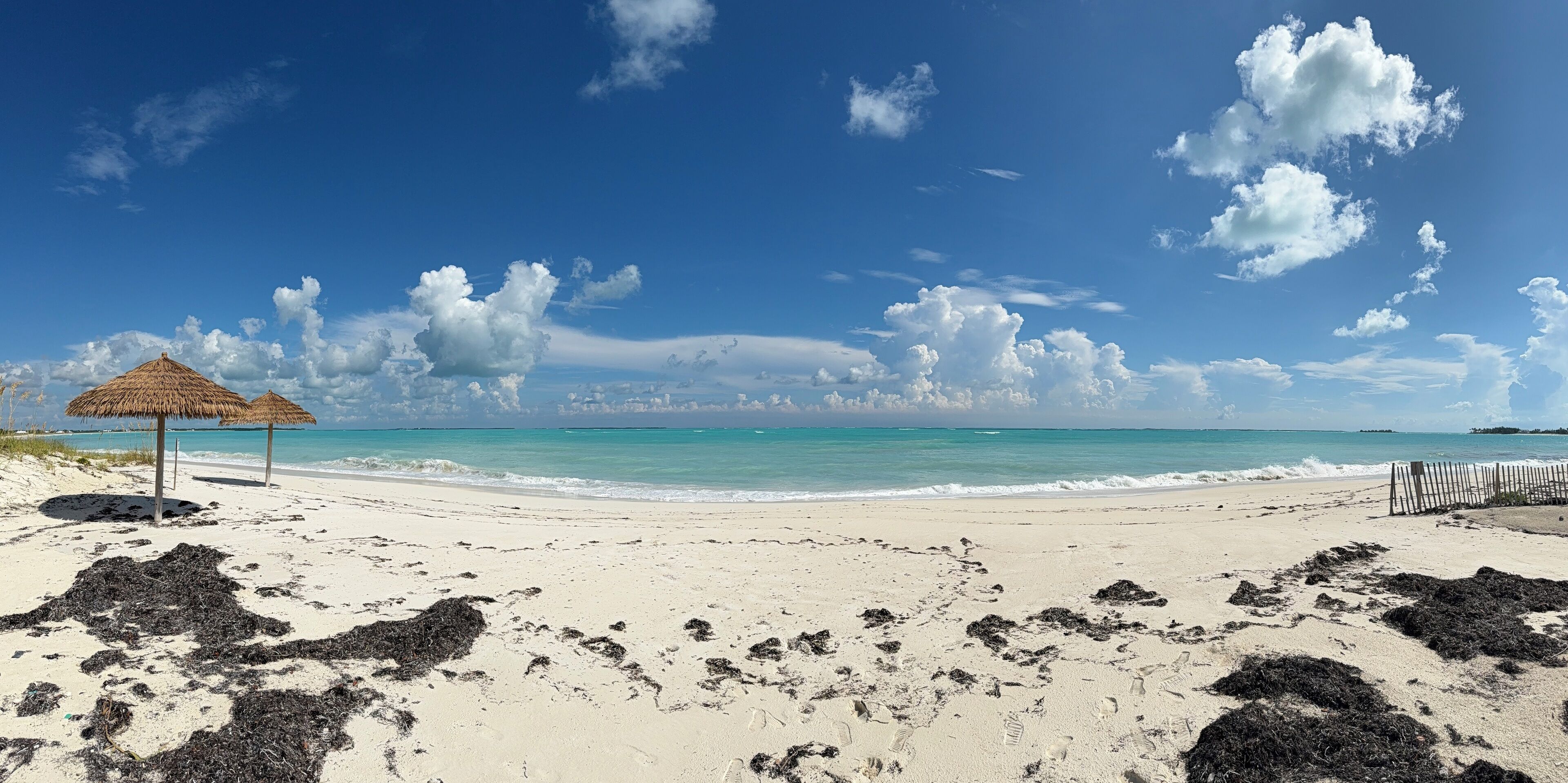Chaises longues, serviettes de plage