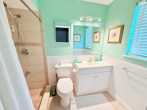 Dusche, Haartrockner, Handtücher, Seife
