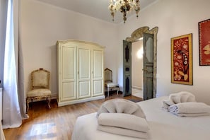 5 bedrooms, desk, iron/ironing board, travel crib