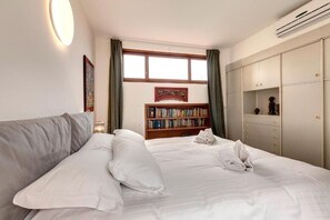 5 Schlafzimmer, Schreibtisch, Bügeleisen/Bügelbrett, Reisekinderbett