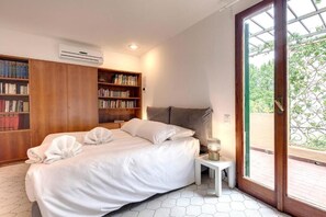 5 habitaciones, escritorio y tabla de planchar con plancha 