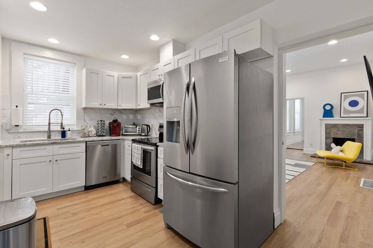 Refrigerador, microondas, horno y parrilla de estufa 