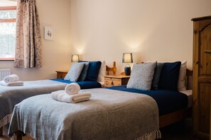3 makuuhuonetta, työpöytä, silitysrauta/-lauta, ilmainen Wi-Fi