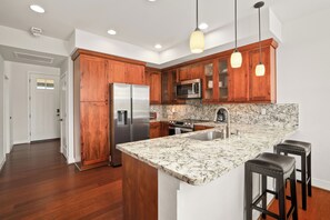 Een koelkast, een microgolfoven, een oven, een kookplaat