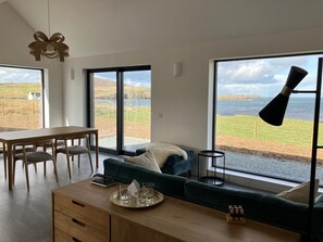 Smart TV, fireplace, books - Wow sea-view! walks, cliffs, wildlife - spacious contemporary home (Portree)