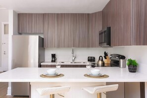 Fridge, microwave, oven, stovetop - Gaslamp Loft Getaway | Sleeps 7 in Style (San Diego)