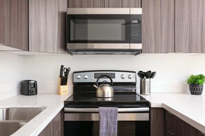 Réfrigérateur, four à micro-ondes, un four, surface de cuisson