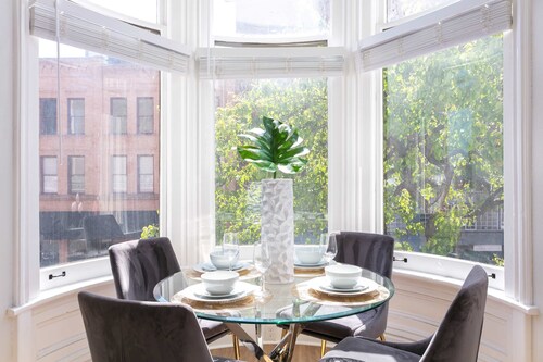 Gaslamp Loft Getaway | Sleeps 7 in Style