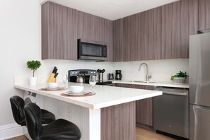 Refrigerador, microondas, horno y parrilla de estufa 