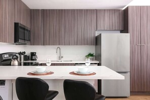 冷蔵庫、電子レンジ、オーブン、コンロ