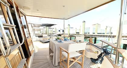 'Sea Dream"
Luxurious 3-bedroom yacht with fitness room and AC in amazing Nassau