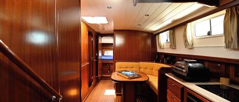 3 bedrooms, internet, bed sheets