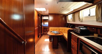 'Sea Dream"
Luxurious 3-bedroom yacht with fitness room and AC in amazing Nassau