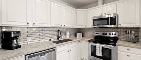 ثلاجة، ميكروويف، فرن، موقد طهي مسطح