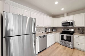 冷蔵庫、電子レンジ、オーブン、コンロ