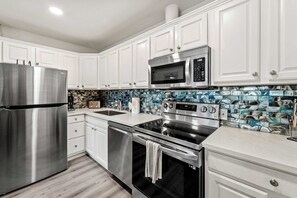 Kühlschrank, Herdplatte, Kochgeschirr/Geschirr/Besteck