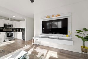 冷蔵庫、電子レンジ、オーブン、コンロ