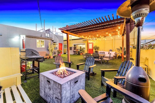 2BR Urban Retreat w/ Rooftop Lounge