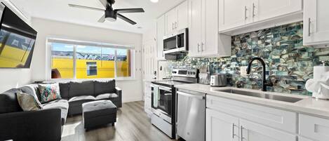 Een koelkast, een magnetron, een oven, een kookplaat