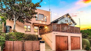 Une maison à deux étages avec un balcon, un escalier et un garage.