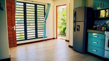 Studio, Multiple Bedrooms, Balcony, Garden View | Private kitchen