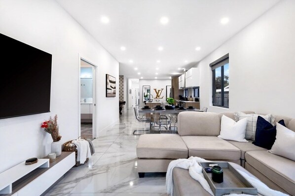 TV, ping pong - NEW! Golden Fox Downtown Pool House (Fort Lauderdale)