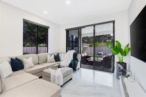 TV, ping pong - NEW! Golden Fox Downtown Pool House (Fort Lauderdale)