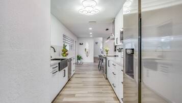 Refrigerador, microondas, horno y lavavajillas