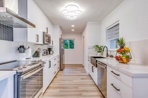 Fridge, microwave, oven, dishwasher - NEW! Friendly Fox Luxury Pool & Spa - Near DT & Beach (Fort Lauderdale)