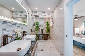 Dusche, Haartrockner, Handtücher