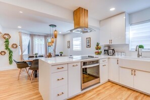 Fridge, microwave, oven, dishwasher - NEW! Fox Garden Luxury Boho Near Downtown & Beach (Fort Lauderdale)