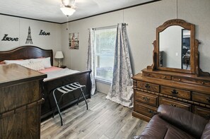 3 bedrooms, iron/ironing board, internet, bed sheets