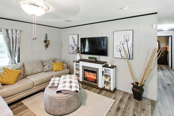 Smart TV, fireplace