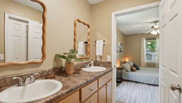 3 habitaciones, tabla de planchar con plancha, wifi y ropa de cama