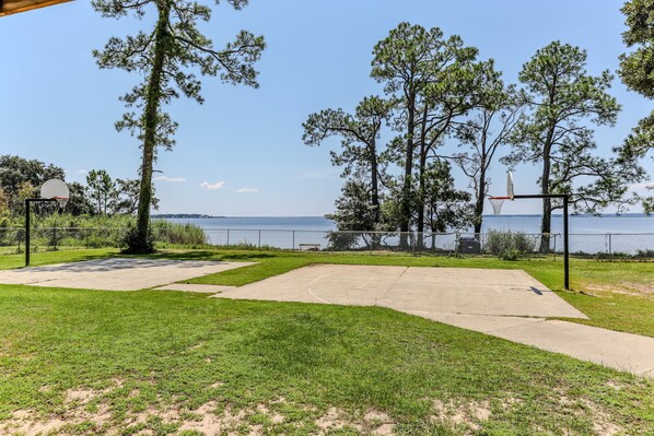 Sport court - NEW! Relaxing Pace Bay House (Pace)