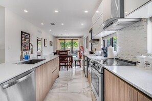 Fridge, microwave, oven, dishwasher - NEW! Fox Sonata Downtown Pool House (Fort Lauderdale)