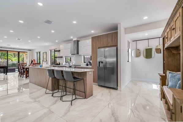 Réfrigérateur, four à micro-ondes, un four, lave-vaisselle