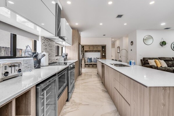 Fridge, microwave, oven, dishwasher - NEW! Fox Sonata Downtown Pool House (Fort Lauderdale)