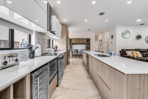 Fridge, microwave, oven, dishwasher - NEW! Fox Sonata Downtown Pool House (Fort Lauderdale)