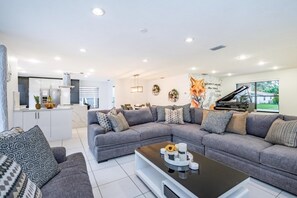 Fernseher, Tischfußball, Tischtennisplatte